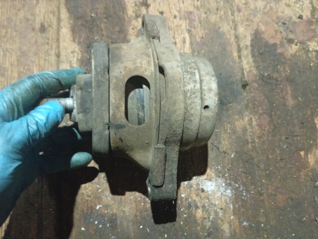 Подушка (опора) двигателя, левая KKB500480 LAND ROVER