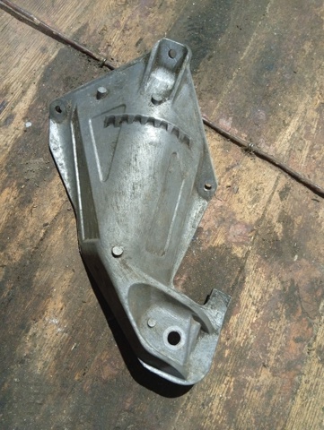 Кронштейн подушки (опоры) двигателя, левой KKU000390 LAND ROVER