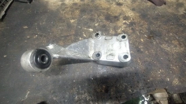 KKU107900 Кронштейн подушки (опоры) двигателя правой купить Полтава