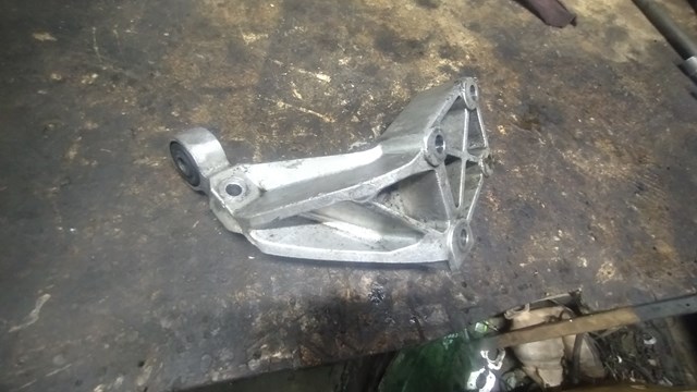 Кронштейн подушки (опоры) двигателя, правой KKU107900 LAND ROVER
