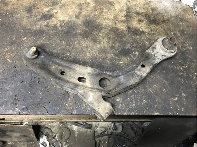 Правый рычаг передней нижней подвески LC6234300C MAZDA