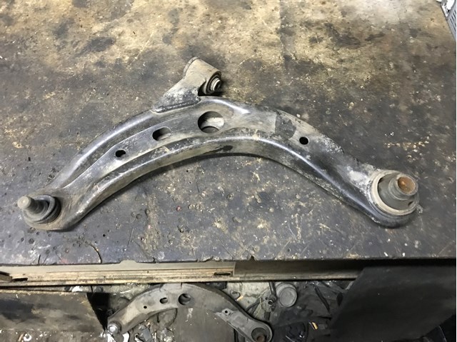 Рычаг передней подвески нижний левый LC6234350C MAZDA