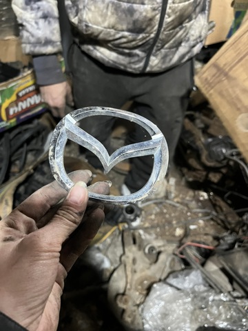 Фирменный значек решетки радиатора LD4751731 MAZDA