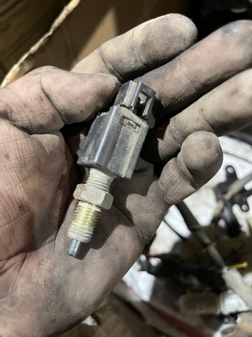 MB435457 MITSUBISHI Датчик включения стопсигнала купить в Запорожье