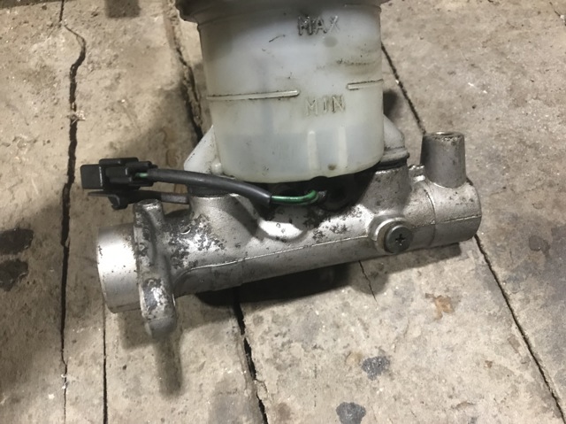 Цилиндр тормозной, главный Митсубиси Спейс-Вагон 2