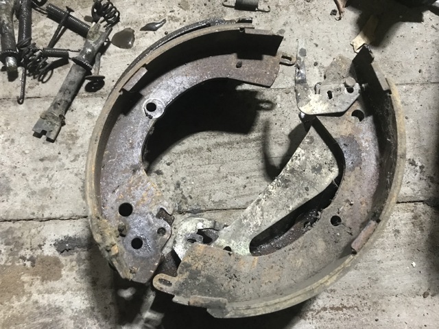Задние барабанные колодки MN102643 MITSUBISHI