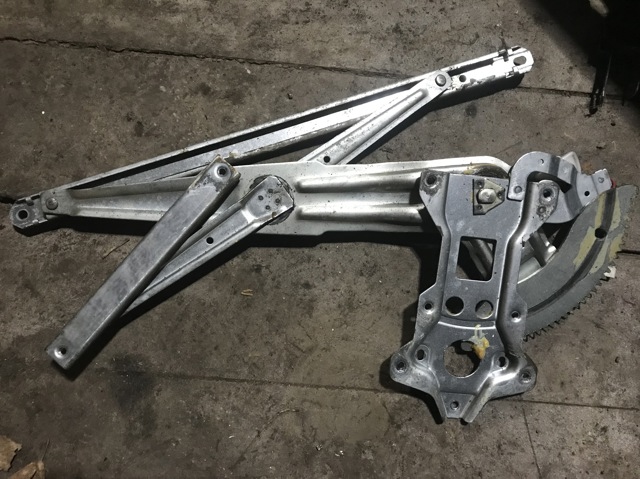 Механизм стеклоподъемника передней левой двери MR181921 MITSUBISHI