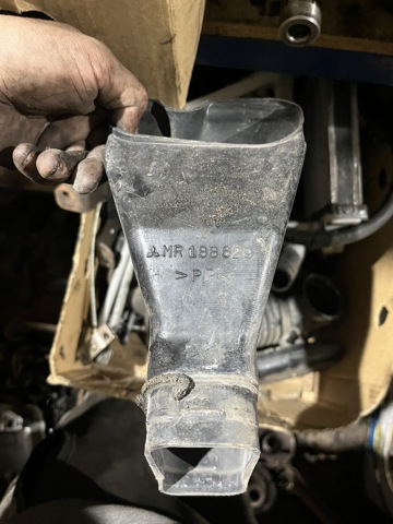 Воздухозаборник воздушного фильтра MR188629 MITSUBISHI