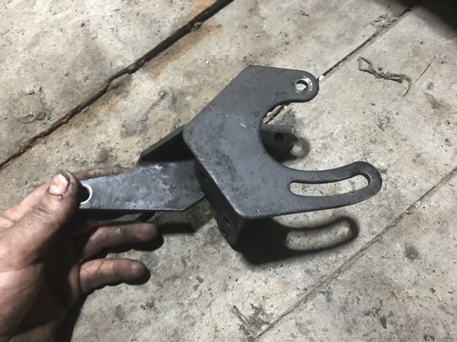 Крепление насоса ГУР MR210174 MITSUBISHI