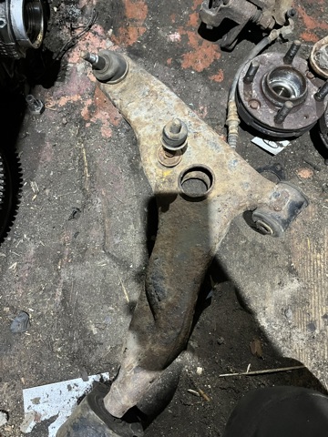 Левый рычаг передней нижней подвески MR241341 MITSUBISHI