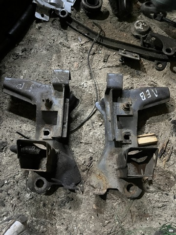 Левое крепление переднего бампера MR467021 MITSUBISHI
