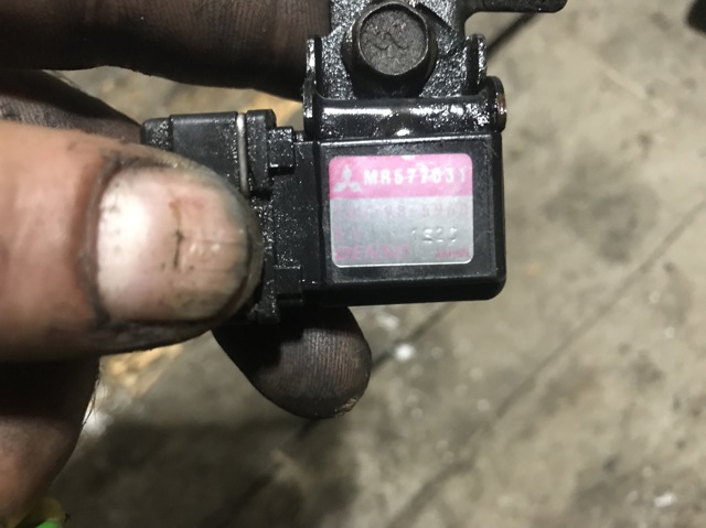Датчик нагнетания воздуха в турбину MR577031 MITSUBISHI