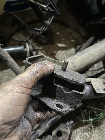 Опора двигателя, левая/правая MR961385 MITSUBISHI