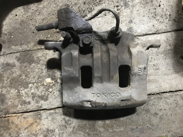 Суппорт тормозной передний левый MR977362 MITSUBISHI