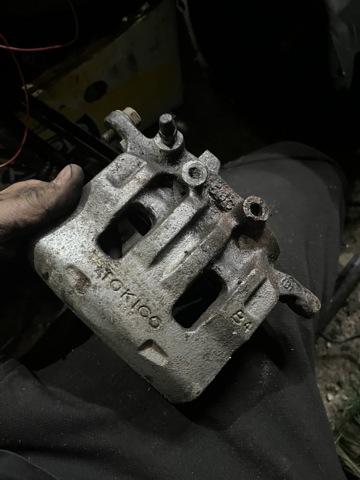 Суппорт тормозной передний правый MR977363 MITSUBISHI