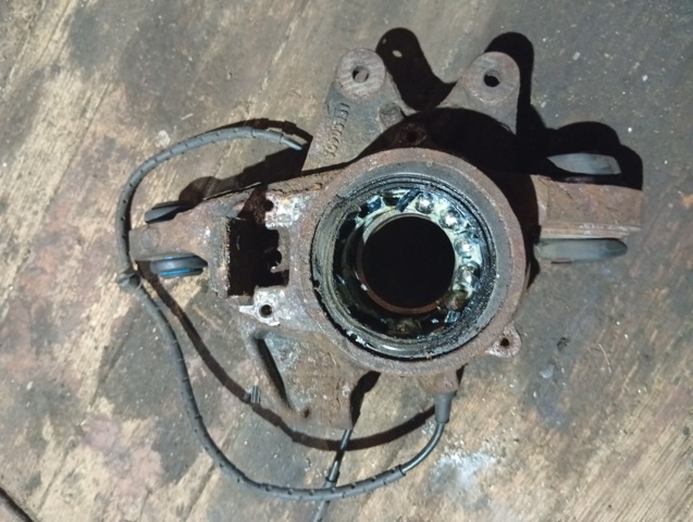 Кулак поворотный левый RLH000070 LAND ROVER