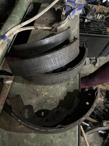 Задние барабанные колодки SFS000030 LAND ROVER