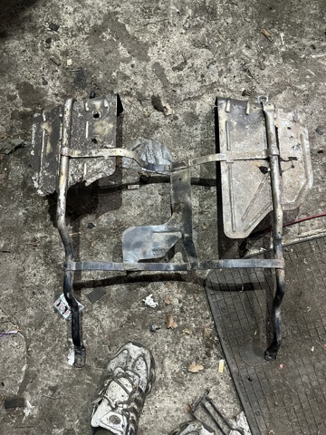 Кронштейн бака топливного WFZ100110 LAND ROVER