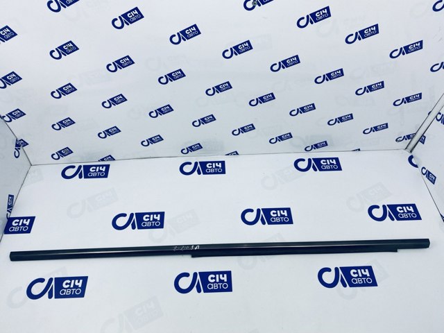 Уплотнитель стекла двери задней левой внешний (планка) A2107350165 MERCEDES