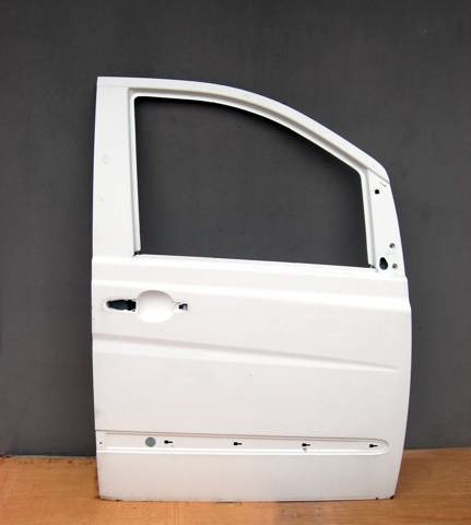 Пассажирская передняя дверь A6397201105 MERCEDES