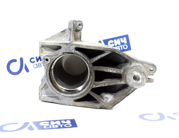 Кронштейн подушки (опоры) двигателя, левой A6462230004 MERCEDES