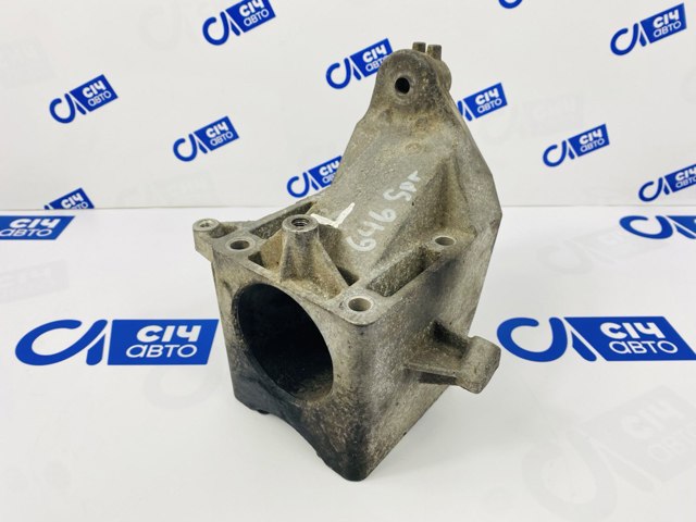 Кронштейн подушки (опоры) двигателя, левой A6462230404 MERCEDES
