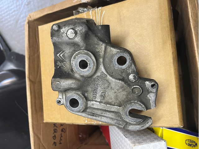 Кронштейн подушки (опоры) двигателя, левой 9805300680 PEUGEOT
