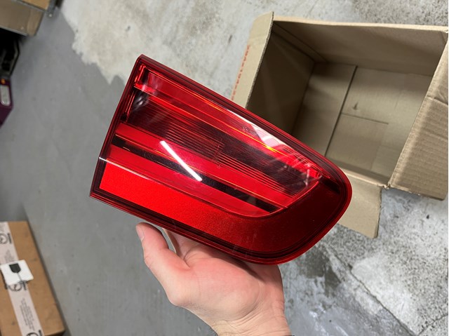 Задняя левая внутренняя фара F03603000 BMW