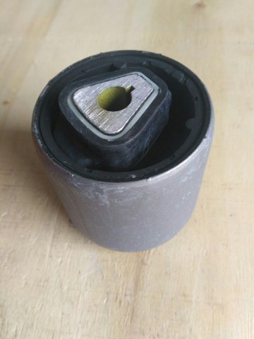 Сайлентблок передней подвески JBU645 TRW