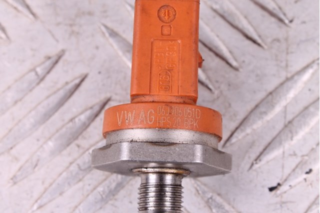 Датчик давления топлива 06J906051D VAG