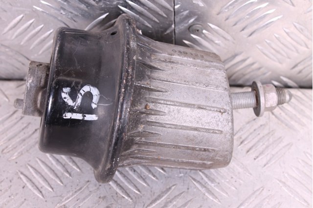 Передняя опора двигателя 1236131100 TOYOTA