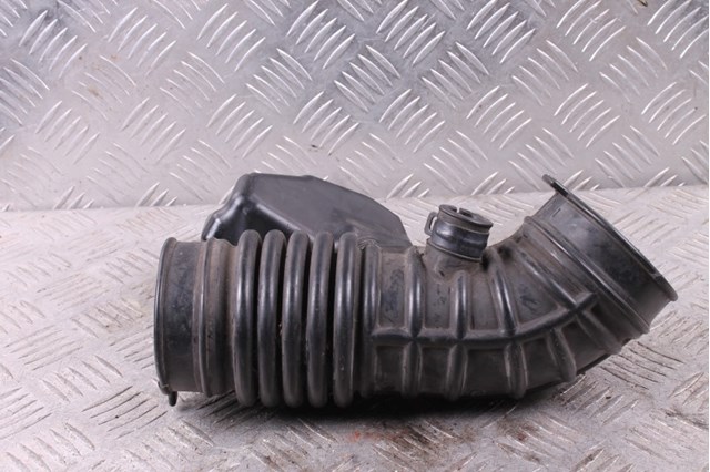 Патрубок воздушный выход воздушного фильтра 16576JK20B NISSAN