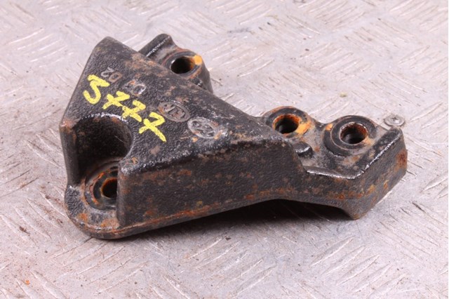 Кронштейн подушки (опоры) двигателя, правой 21825C1000 HYUNDAI