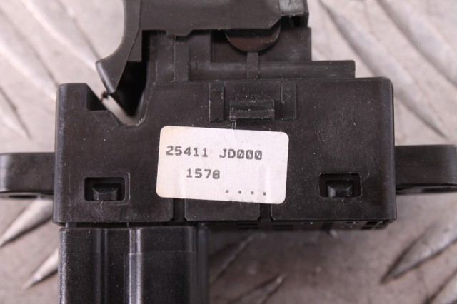 Кнопка подъемника задних стёкол 25411JD000 NISSAN