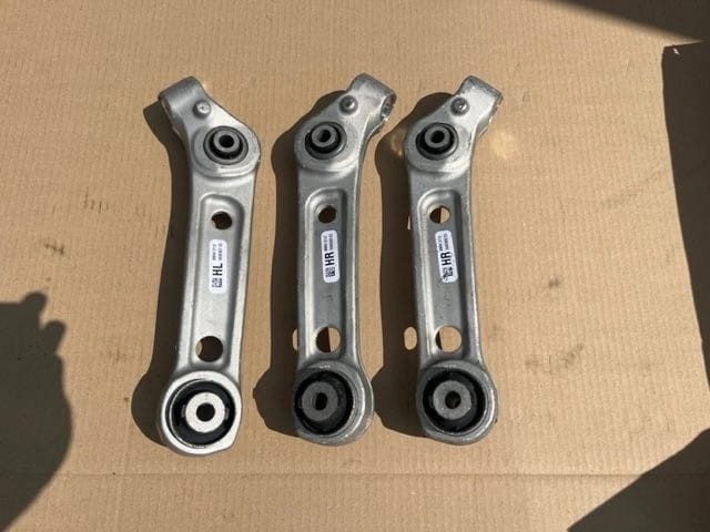 Нижний правый рычаг передней подвески 31106886906 BMW