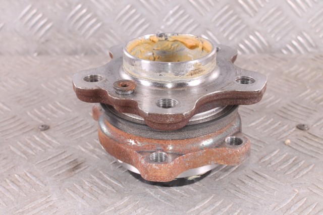 Подшипник в сборе со ступицей передний 31206890070 BMW