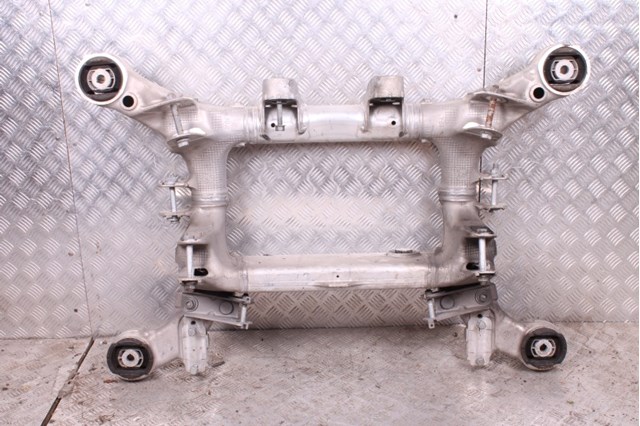 Поперечка задней подвески 33316798545 BMW