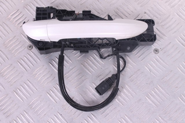 Ручка правой двери наружная 3C0837206 VAG