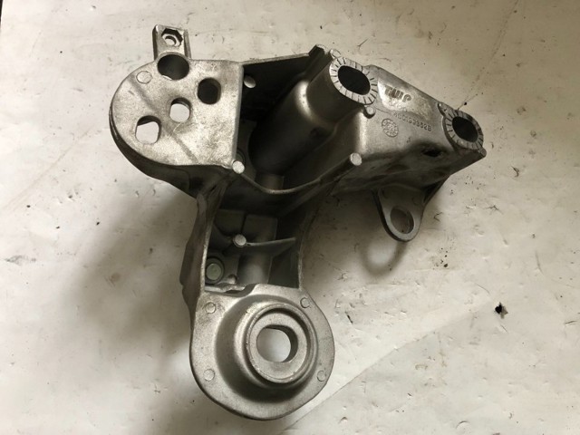 Кронштейн подушки (опоры) двигателя, правой 4B0199352B VAG