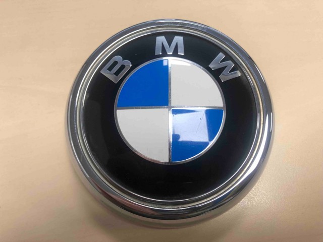 Фирменный значек на багажник 51147364375 BMW