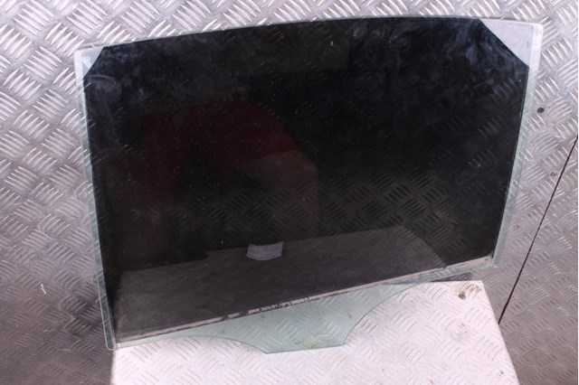 Стекло задней двери, левой 51357259819 BMW