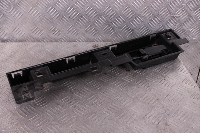 BMW 51777256918 Кронштейн наружной накладки порога правой в наличии Николаев