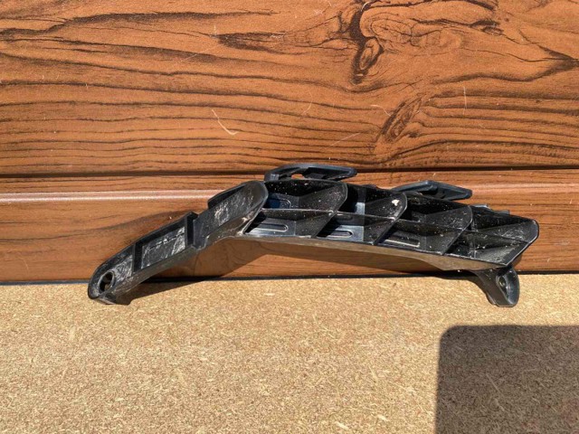 Левый кронштейн заднего бампера 5256342050 TOYOTA