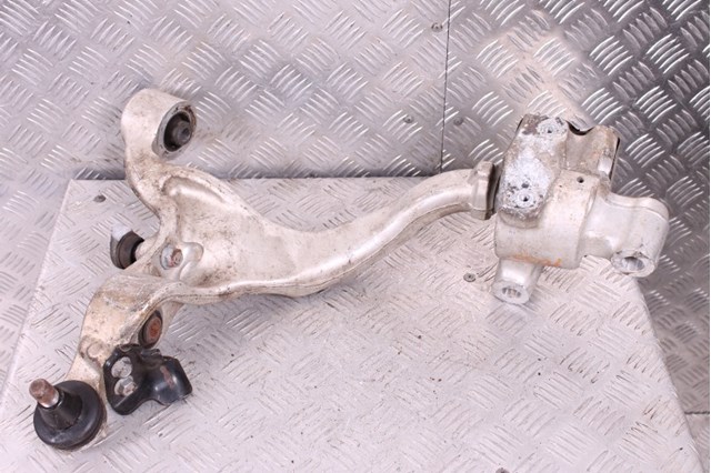 Нижний правый рычаг передней подвески 54500JK500 NISSAN