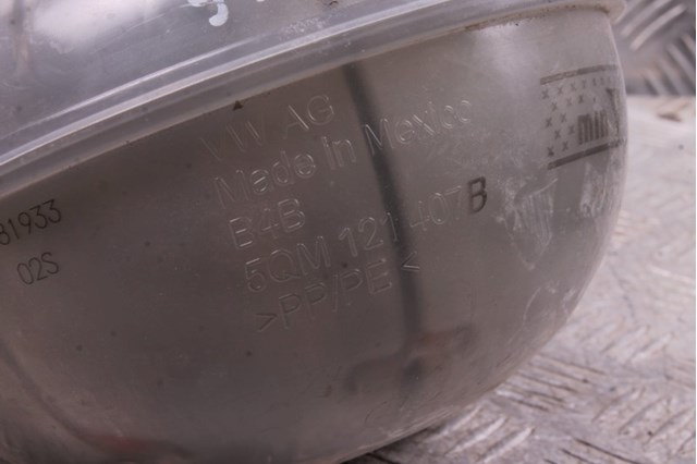 Бачок системы охлаждения двигателя расширительный 5QM121407B VAG