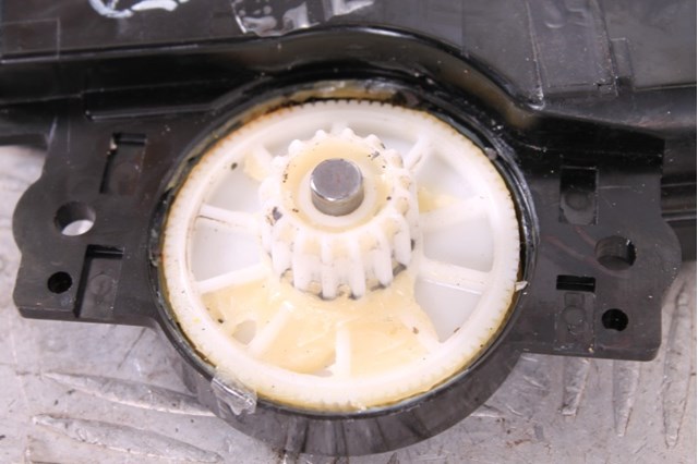 Мотор привода люка 6326053040 TOYOTA