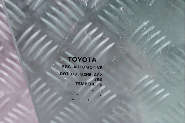 Стекло передней двери, правой 6810106190 TOYOTA