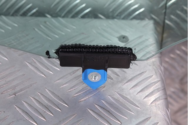 Стекло пассажирской двери 6810106300 TOYOTA
