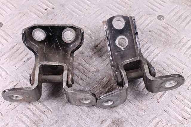 TOYOTA 6873033021 Петля двери передней правой в наличии Черкассы