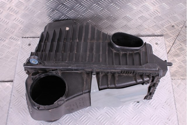 7L0128607 VAG Корпус воздушного фильтра левый купить в Запорожье